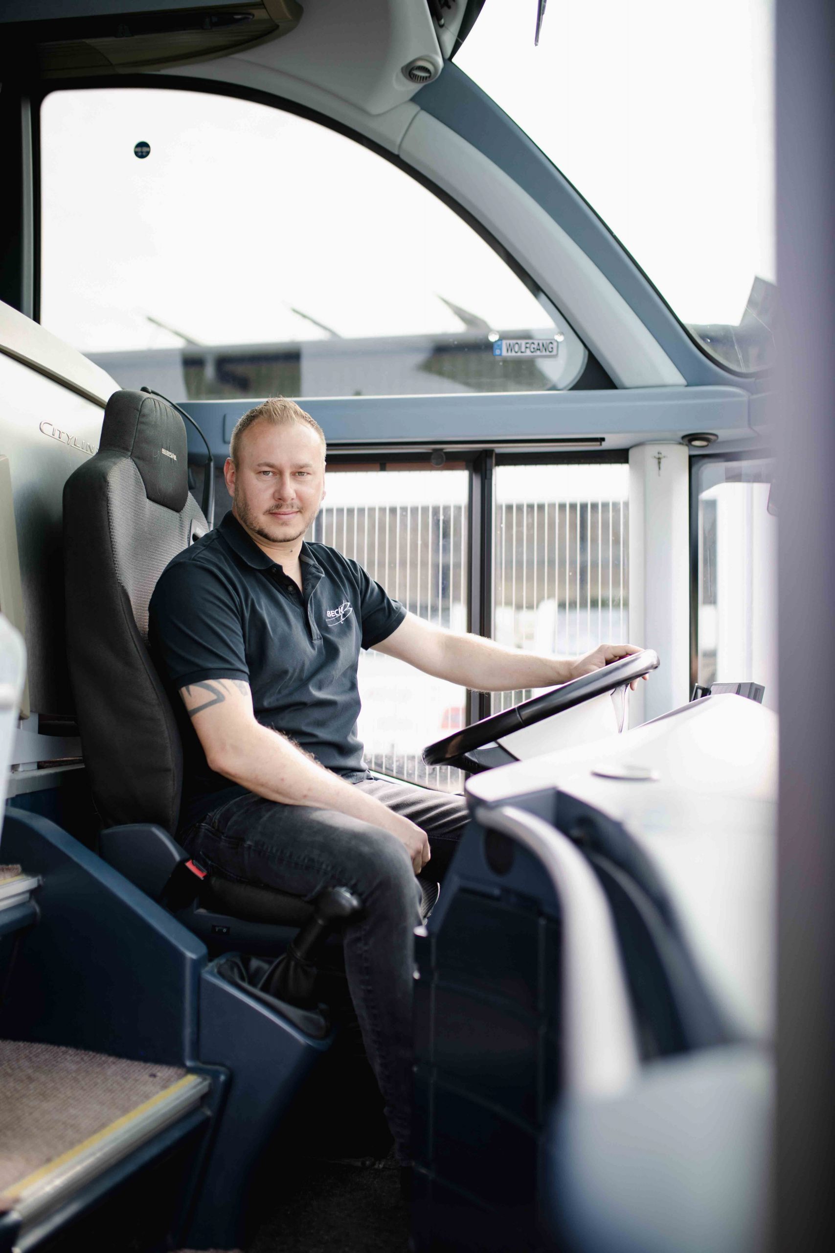 Mann am Steuer eines Busses.