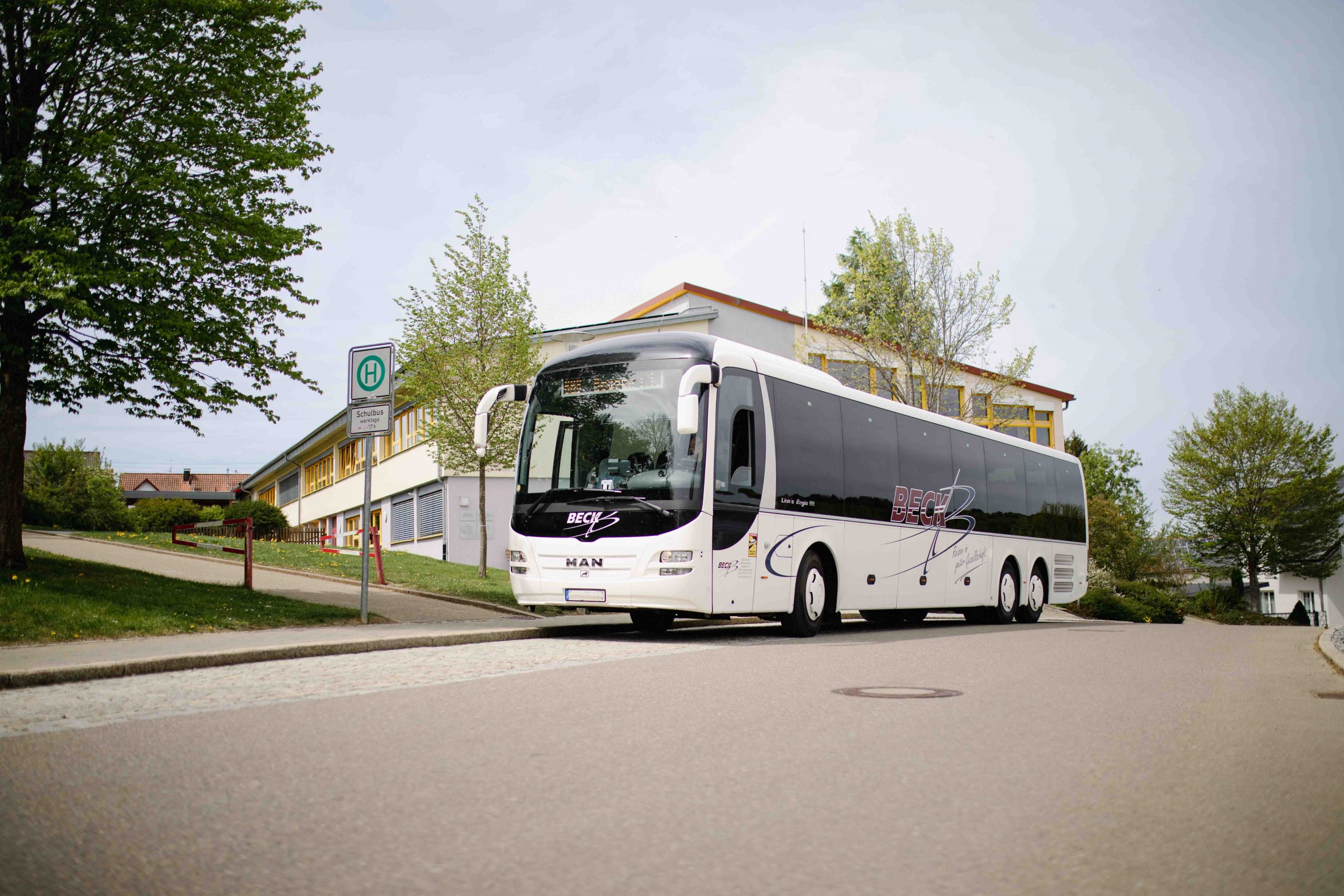 Bus steht an einer Bushaltestelle.